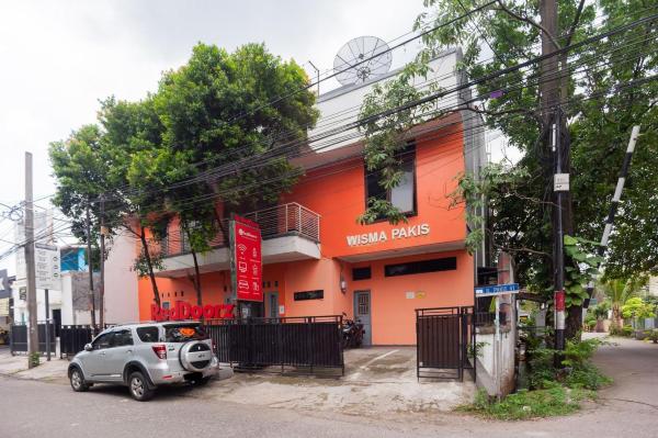 RedDoorz Syariah Near Grand Galaxy Park #5