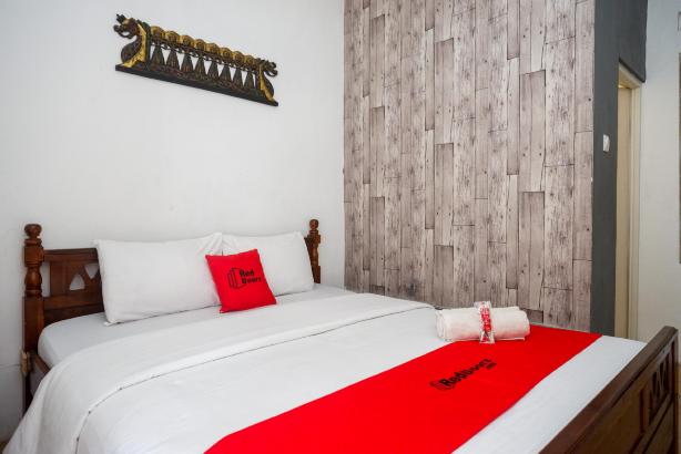 RedDoorz Near Plengkung Gading 2
