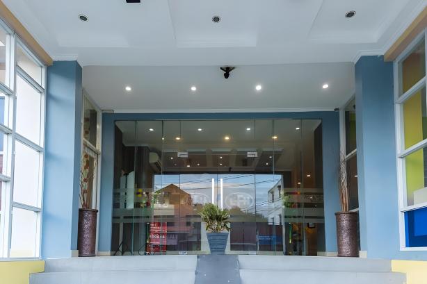RedDoorz Plus @ Paal 2 Manado
