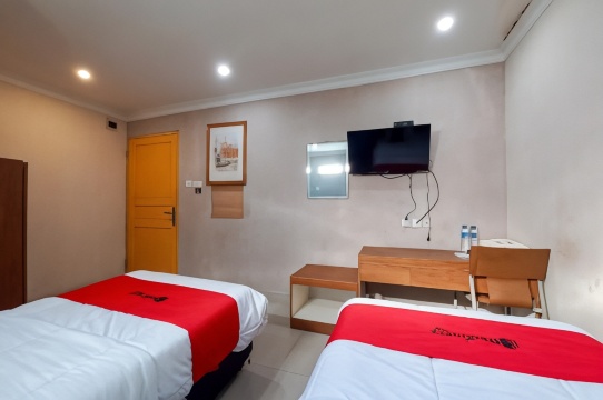 RedDoorz Hotel Baaraka Near Living World