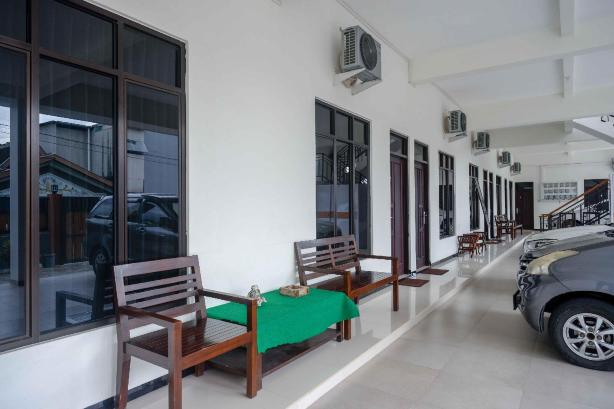 RedDoorz Near Terminal Tirtonadi 2 #5