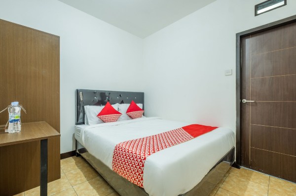 OYO 1460 Anyelir Residence
