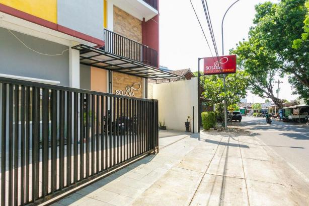 RedDoorz Syariah Near Purwosari Train Station