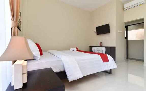 RedDoorz Plus near Jalan Imam Bonjol Denpasar #5