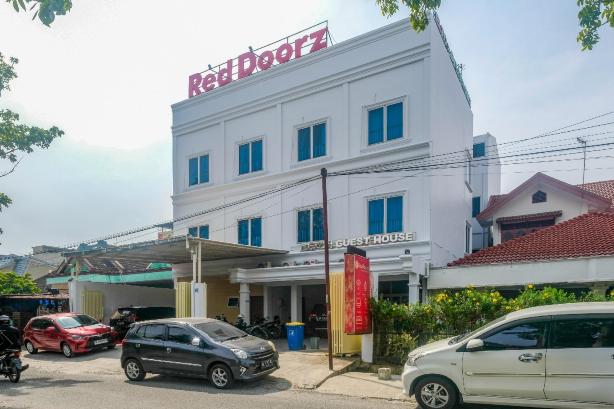 RedDoorz Near Hermes Place Polonia Medan #5