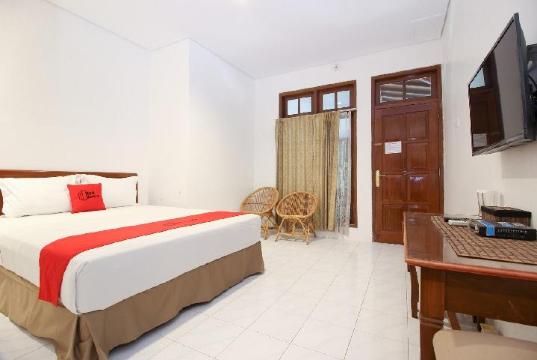 RedDoorz Plus Near Alun Alun Selatan 2