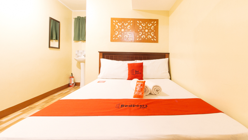 RedDoorz near PNR Espana Station