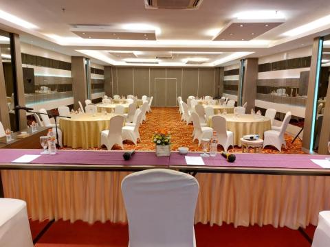 W Three Premier Hotel Lagaligo #5