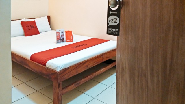 RedDoorz near Baclay Drive Super Metro #5