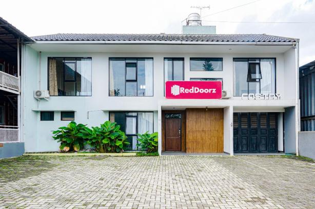RedDoorz Plus Near Lembang Park & Zoo