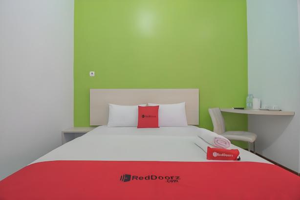 RedDoorz Plus Near Alun Alun Kuningan