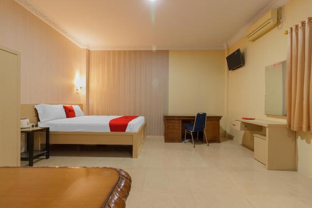 RedDoorz Plus Near Pantai Malalayang Manado
