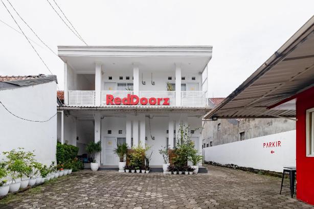 RedDoorz Syariah Near Rsud Kota Bogor