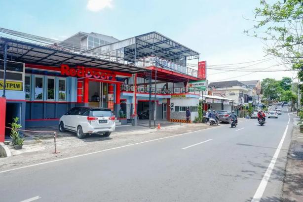 RedDoorz Near Alun Alun Batu #5