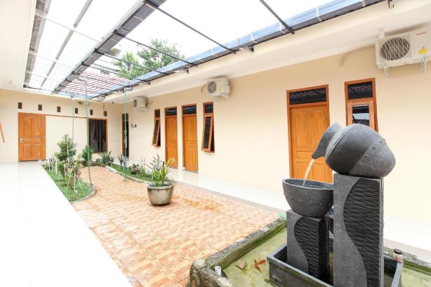 RedDoorz Near Balekambang City Park #5