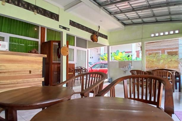 Kenewae Living Near Alun-Alun Wonosari Mitra RedDoorz #5