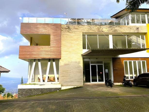 Hotel O Batu Near Jatim Park Formerly Villa Bukit Panderman Residence #5