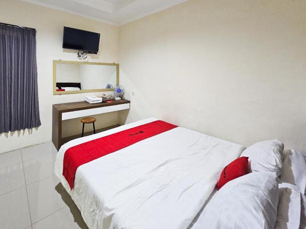 RedDoorz Syariah Nanna Homestay Near Dino Park