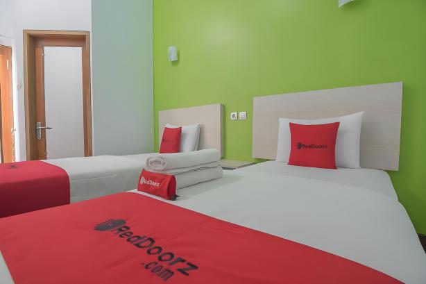RedDoorz Plus Near Alun Alun Kuningan #5