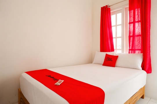RedDoorz Plus Near Ums Solo