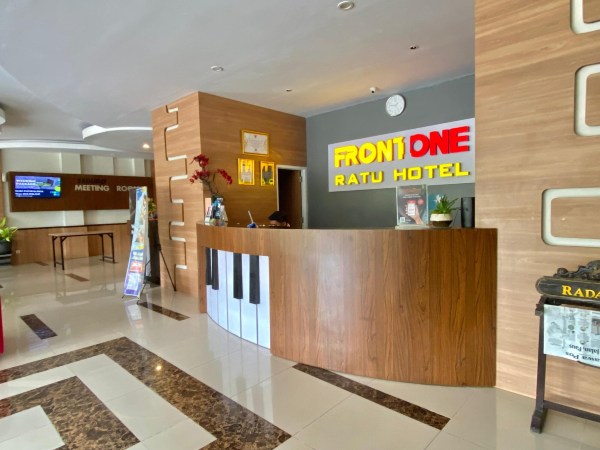 Front One Hotel Nganjuk #5