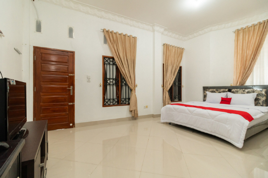 RedDoorz Syariah Near Universitas Putra Indonesia Padang
