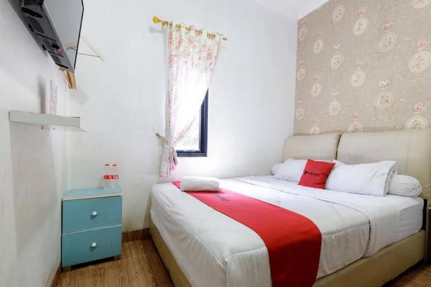 RedDoorz Plus Near Trans Studio Cibubur 2