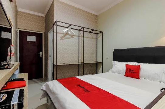 RedDoorz Plus Near Lippo Cikarang Mall #5