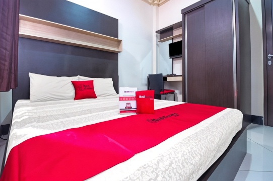 RedDoorz Plus Near Isola Upi
