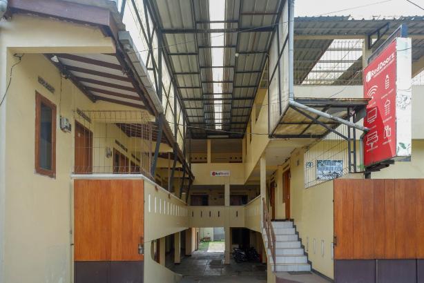 RedDoorz Syariah Near Gor Satria 4 #5