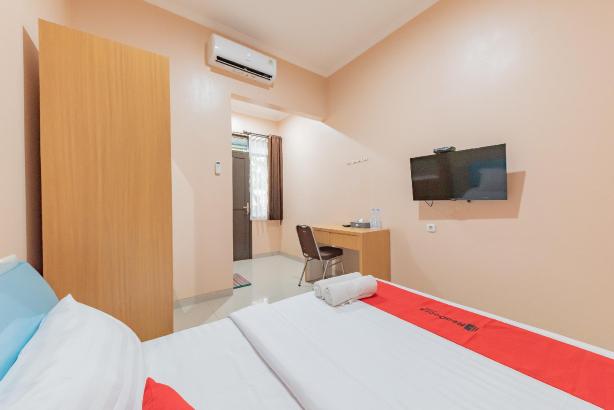 RedDoorz Syariah Near Alun Alun Palimanan