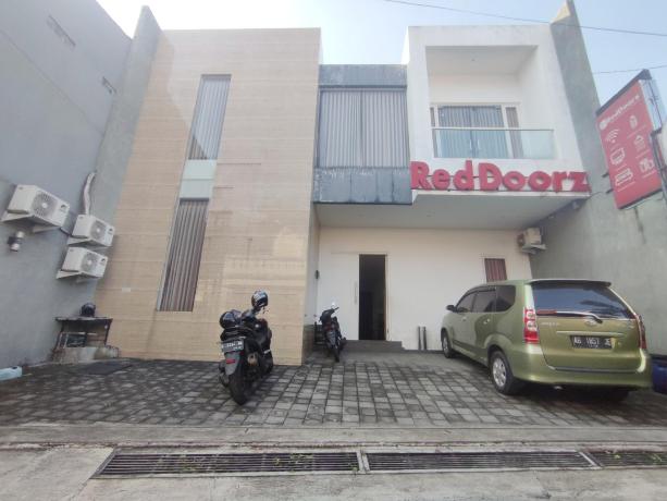 RedDoorz Syariah Near Simpang Lima Semarang