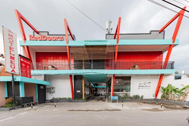 RedDoorz Near Kejaksan Station Cirebon #5
