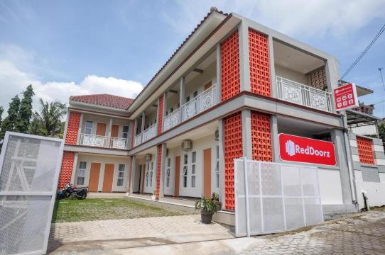 RedDoorz Syariah Near Universitas Tidar Magelang