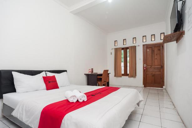 RedDoorz Syariah Plus Near Jatiwarna Toll Gate
