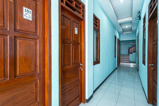 RedDoorz Near Puro Mangkunegaran #5