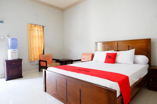 RedDoorz Near Mutiara Sis Al Jufrie Airport Palu