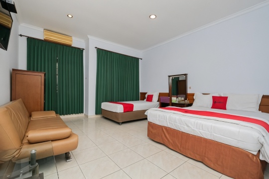 RedDoorz Near Bojonegoro Train Station