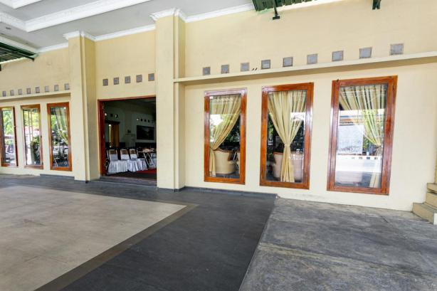 RedDoorz Plus Near Alun Alun Karanganyar #5