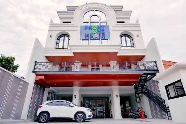 Front One Hotel Mesir  Surabaya