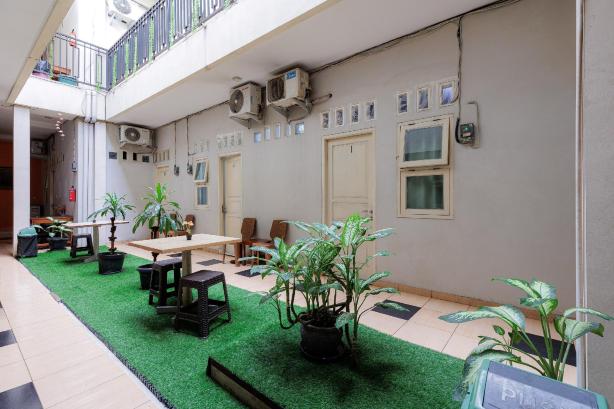 RedDoorz Syariah Near Grand Kota Bintang #5
