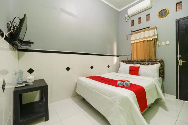 RedDoorz Syariah Near Ciledug Station