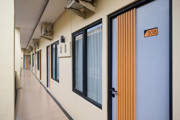RedDoorz Near Ambarrukmo Area #5