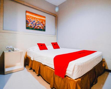 RedDoorz Plus Near Sultan Hasanuddin Airport