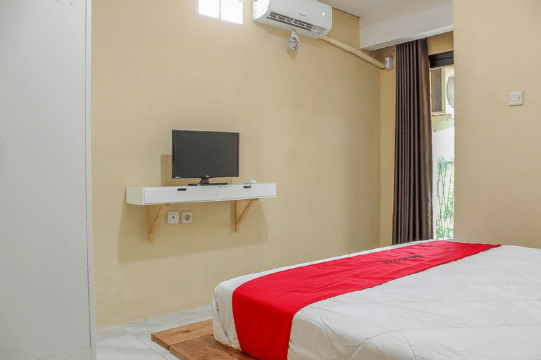 RedDoorz Syariah Near Pasar Modern Cikopo