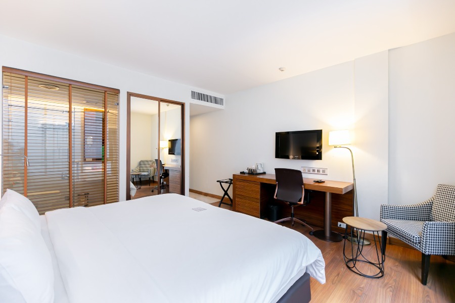Sacha's Hotel Uno #5