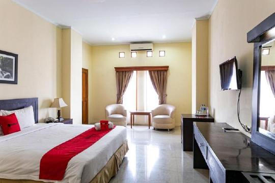 RedDoorz Plus Near Alun Alun Karanganyar