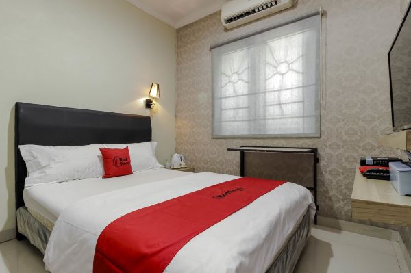 RedDoorz Plus Near Lippo Cikarang Mall