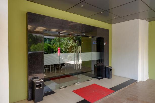 RedDoorz Plus Near Hotel Benua Kendari #5