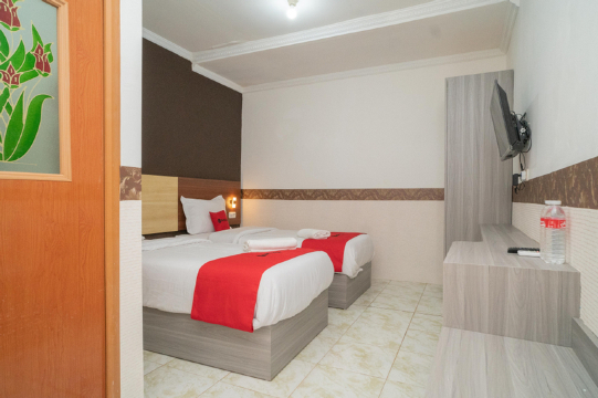 RedDoorz Syariah Near Kota Cinema Mall Jatiasih